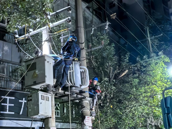 國網城口供電公司組織人員對舊變壓器進行拆除。國網城口供電公司供圖