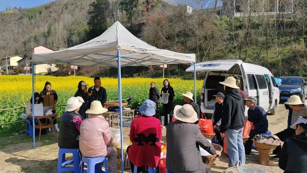 助農主播推介本地特色農產品。修齊鎮供圖