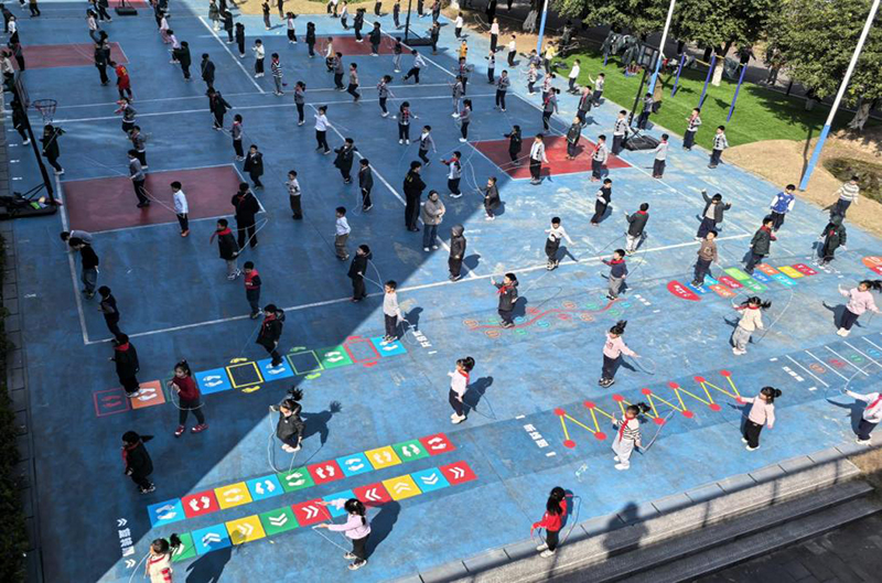 重慶兩江新區童心青禾小學的學生們參加大課間體育活動。秦波攝