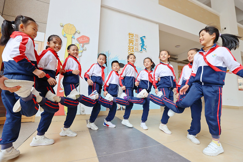 福建泉州市晉光小學的學生們在課間開展活動。學校供圖