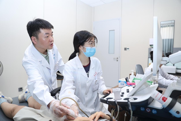 羅勇指導實習生進行超聲檢查。向詩佳攝