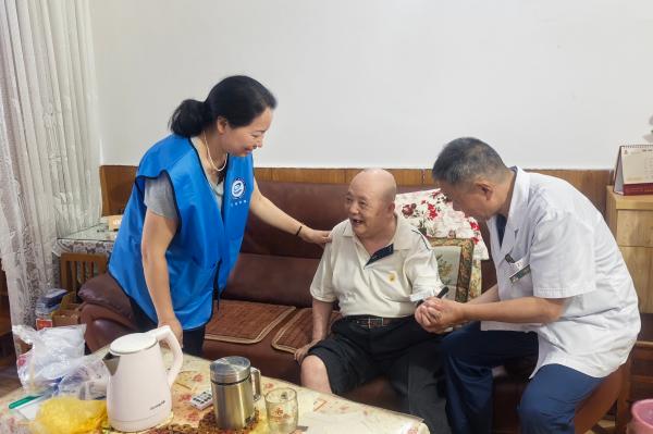 上門為老年人提供服務。蓮花街道供圖