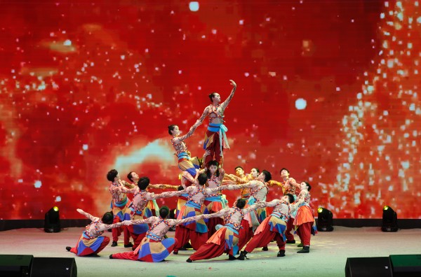 文藝演出現場?；顒又鬓k方供圖