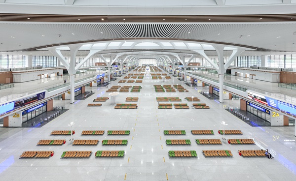 重慶東站候車大廳。中鐵建工集團供圖