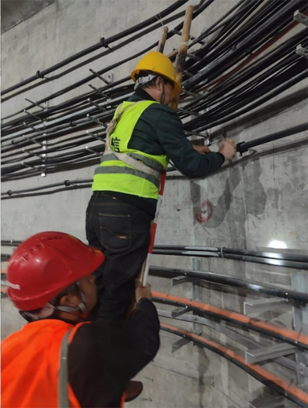 重慶鐵塔工作人員安裝漏纜。重慶鐵塔供圖