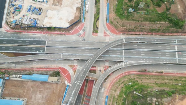 骨架道路創新性地采用管道化組織與使用者優先兩大核心策略。重慶設計集團有限公司市政設計研究院供圖