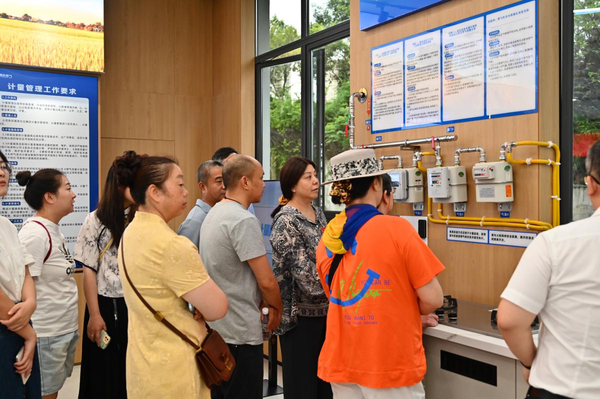 邀請區人大代表、政協委員、小區物業代表及群眾代表走進兩江燃氣計量科普宣傳體驗中心。重慶燃氣集團供圖