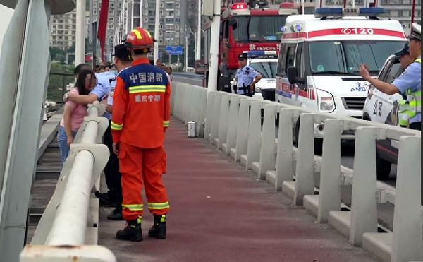 民警暖心處置挽救輕生女子。豐都縣公安局供圖