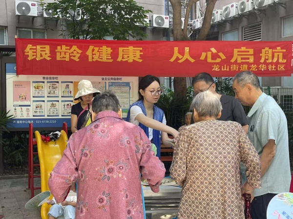 工作人員向居民解讀老年人健康管理等基本常識。丘利成攝