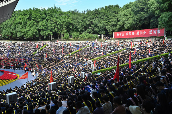 畢業典禮現場。鄒樂攝