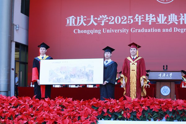 2025屆畢業生代表向母校贈送紀念品。鄒樂攝