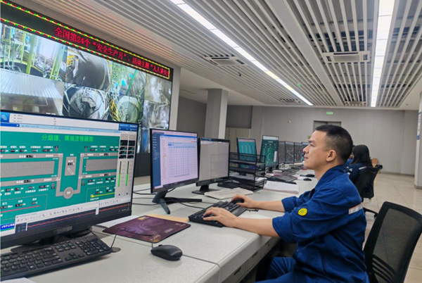 正在操作電氣自動化系統的李瑩。受訪者供圖