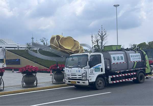 進行收運作業。重慶環衛集團供圖