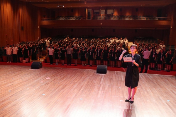 新村實驗小學黨總支書記江艷帶領全體黨員教師重溫入黨誓詞。校方供圖