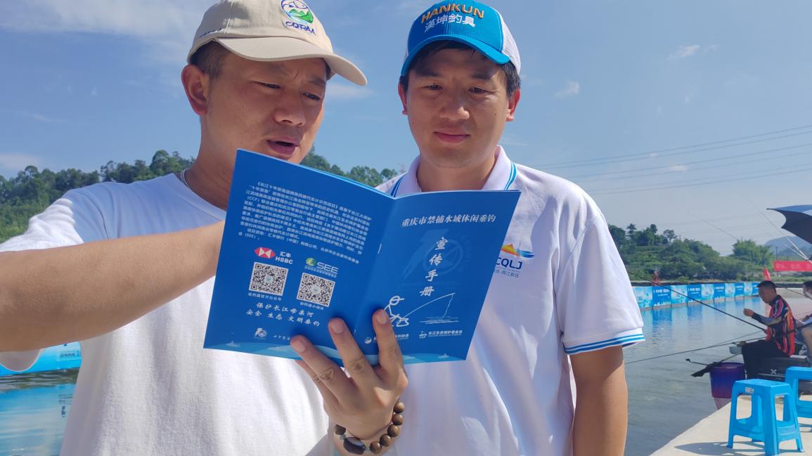 工作人員現場向垂釣愛好者宣傳休閑垂釣相關管理規定。重慶市休閑垂釣協會供圖