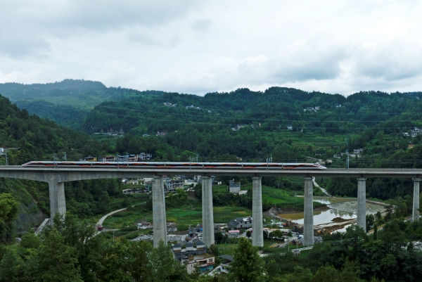 高鐵列車行駛在彭水境內。彭水縣融媒體中心供圖