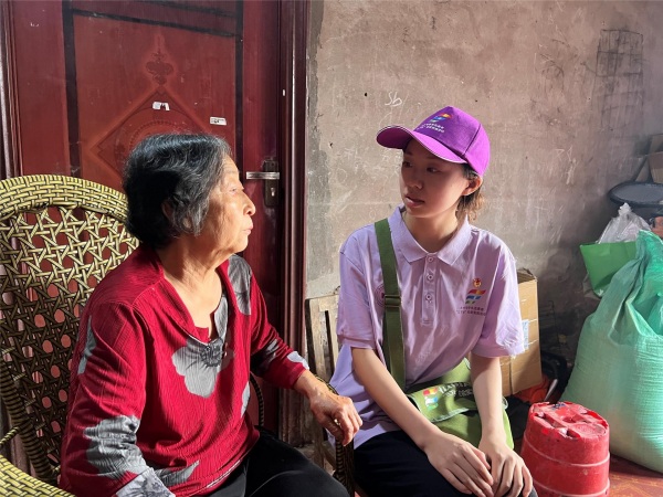 實踐團成員聆聽老黨員的故事。重慶電子科技職業大學供圖