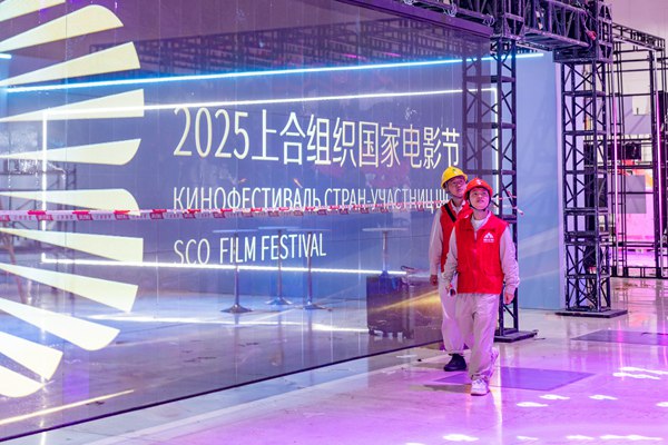 電力人員對會場進行安全巡視。國網重慶永川供電公司供圖