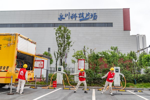 電力人員巡檢配電房并接入應急電源。國網重慶永川供電公司供圖