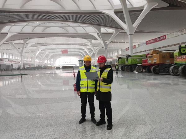 重慶移動網絡維護人員在重慶東站勘察現場網絡。重慶移動供圖