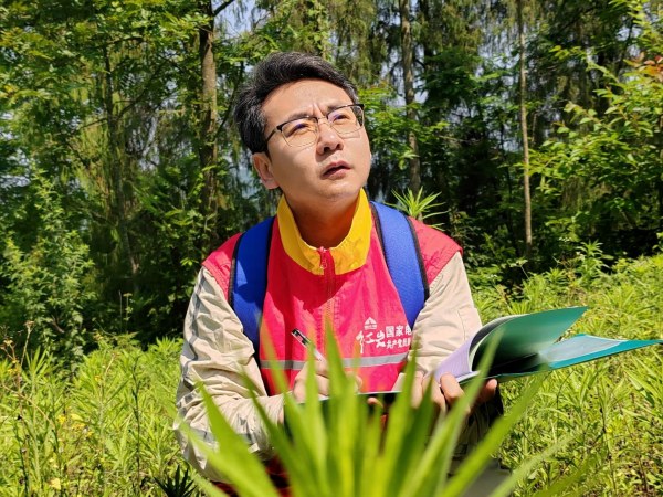 正在測量現場的王金鑫。梁燕攝