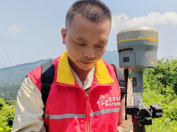 正在測量現場的黎杰。梁燕攝