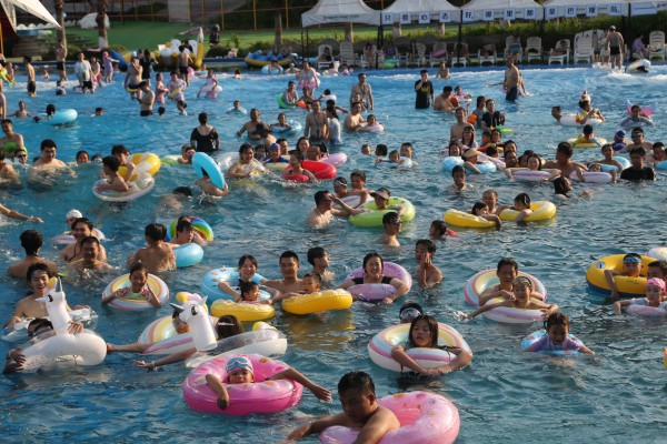 民眾在水中玩耍。景區供圖