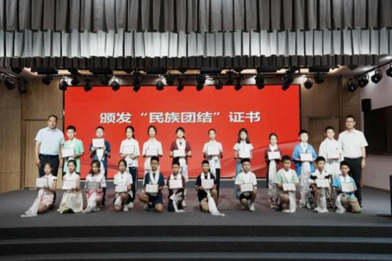 頒發證書現場。重慶市人力資源開發服務中心供圖