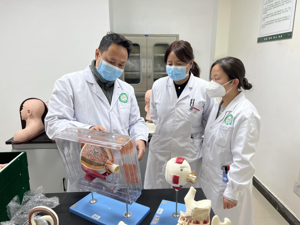 重慶援藏醫療專家開展“師帶徒”工作。