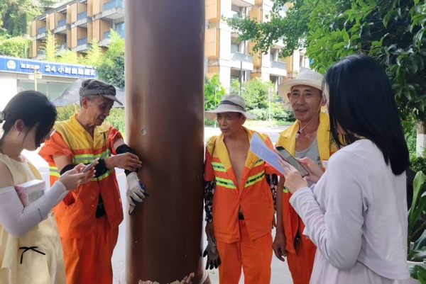 實踐團成員在當地群眾中做問卷調研。重慶財經學院供圖