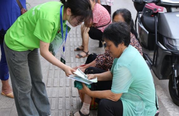 實踐團成員穿梭鄉鎮集市宣傳環保知識。重慶工商大學供圖
