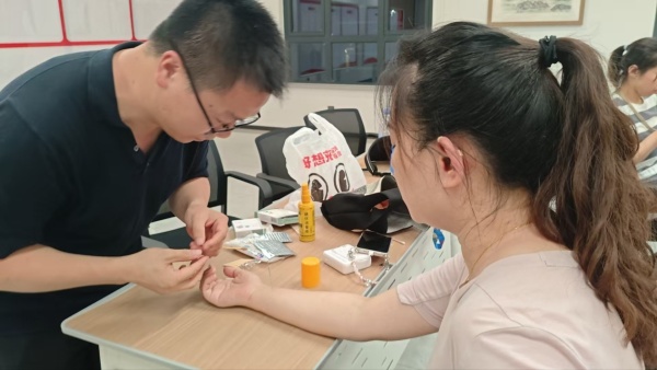 學員體驗針刺和耳穴壓丸療法緩解疲勞。汪洋攝