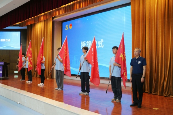 該校黨委常委、副校長曾憲軍為實踐團隊授旗。重慶理工大學供圖