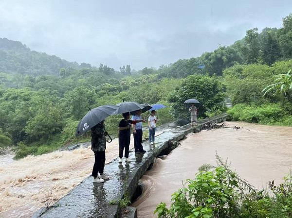 安全巡查。蔣艷攝