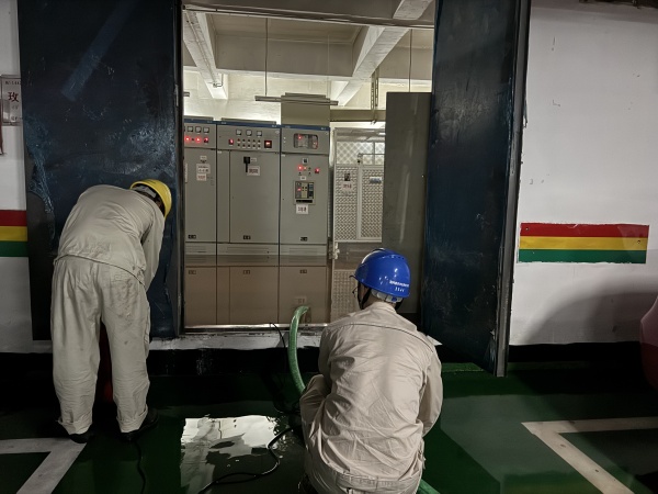 國網重慶市北供電公司員工在渝北區玫瑰城公用配電房進行排水作業。鐘雪攝