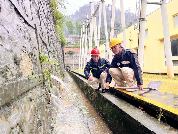 國網南川供電公司工作人員在110千伏石篆變電站開展電纜溝積水巡視檢查。吳莉攝