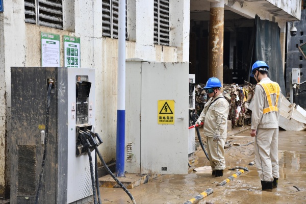 國網黔江供電公司員工在石會鎮對電網設備開展雨后特巡。楊笛攝