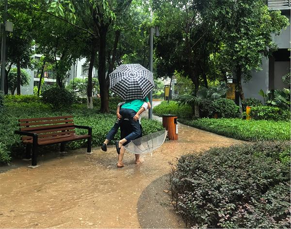 東原香郡社區物業人員護送業主。東原仁知供圖