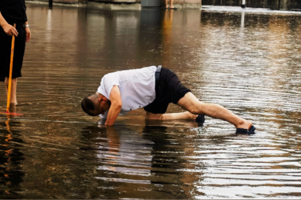 金科服務工作人員為半島逸景小區清理排水口。金科服務供圖