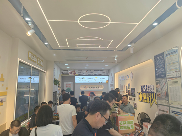 創新的“體彩+咖啡”跨界實體店吸引了眾多年輕人前來打卡和購彩。重慶體彩供圖