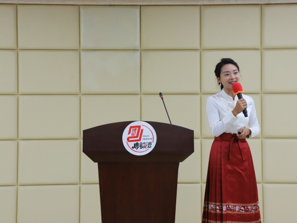 參賽選手進行宣講。龍山街道供圖