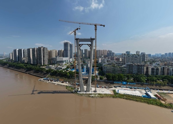 重慶市郊鐵路江跳線過江段過江大橋南主塔封頂。中建六局供圖