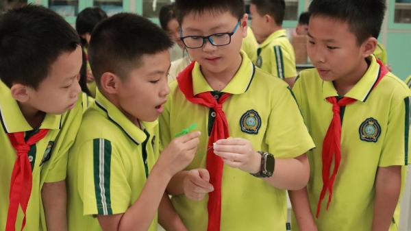 學生做風車發電小實驗。王婕攝