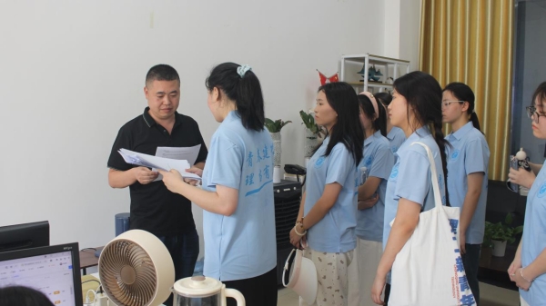 促進團與民營企業負責人交談。唐鈺涵攝