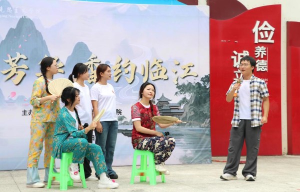 院壩里的思政課。重慶師范大學馬克思主義學院供圖