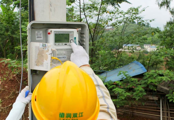 供電所工作人員為實踐團成員講解“實戰”知識。重慶電力高等?？茖W校供圖