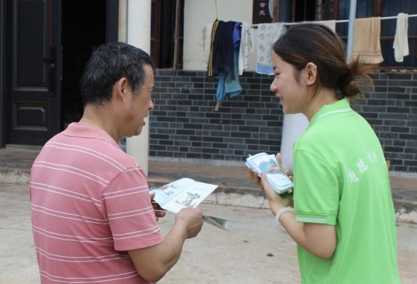 實踐團成員向村民發放宣傳冊。重慶電力高等?？茖W校供圖