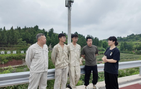 該校團委副書記張玫與供電所工作人員深入交流。重慶電力高等?？茖W校供圖