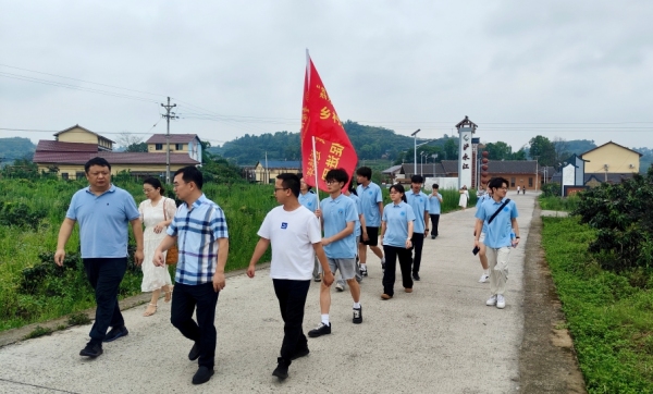 實踐團深入荔枝種植基地考察調研。重慶理工大學供圖
