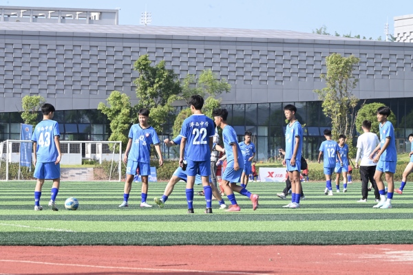 參賽選手在熱身。方婉舒攝